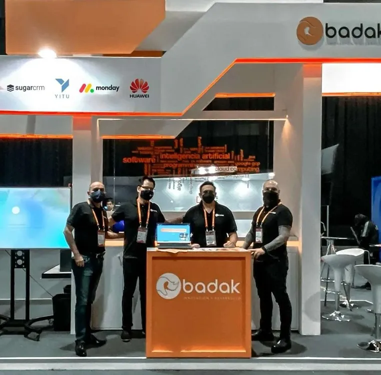 Equipo de Badak en evento de tecnología